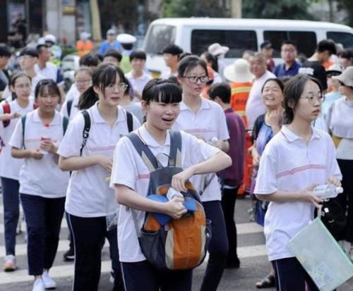 高中女生“鲸落体”走红，老师阅卷不忍扣分，奶酪体终究错付了