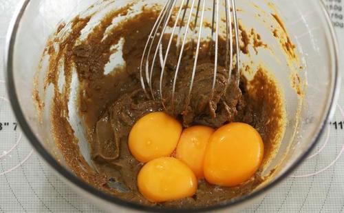  蛋白|入冬必备的甜点！焦糖饼干咖啡奶油蛋糕，爱上这香浓的美味