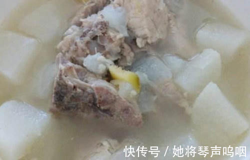 白醋|炖排骨一煮就老?多数人此步易做错,难怪排骨不入味儿也不鲜!