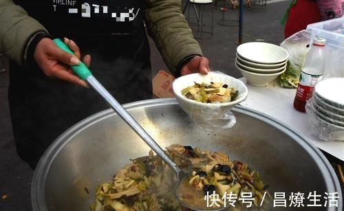 集市|农村人邻省偷学大锅菜，真材实料香喷喷，10元一碗管吃饱