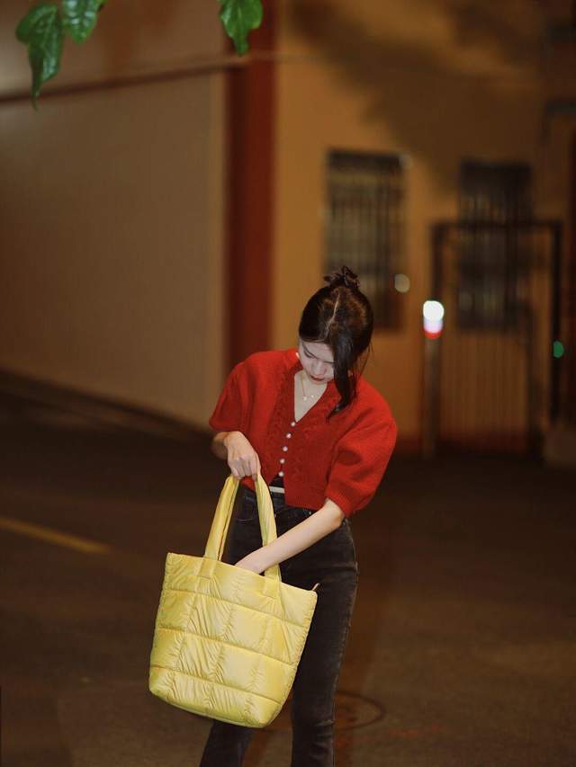 上身 秋冬季节想要穿出氛围感,红色毛衣搭配牛仔裤,高级又显气质