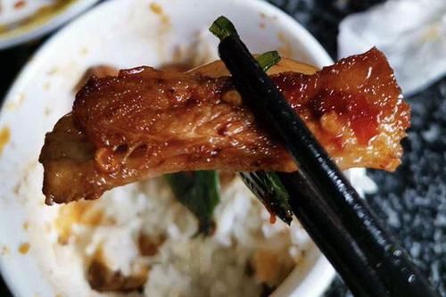 川菜大厨教你做回锅肉，焯水前多加一步，保证肉质鲜嫩不油腻！