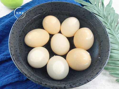 煮鸡蛋,聪明人不会只加水多加2味,鸡蛋又香又嫩,壳一碰就掉