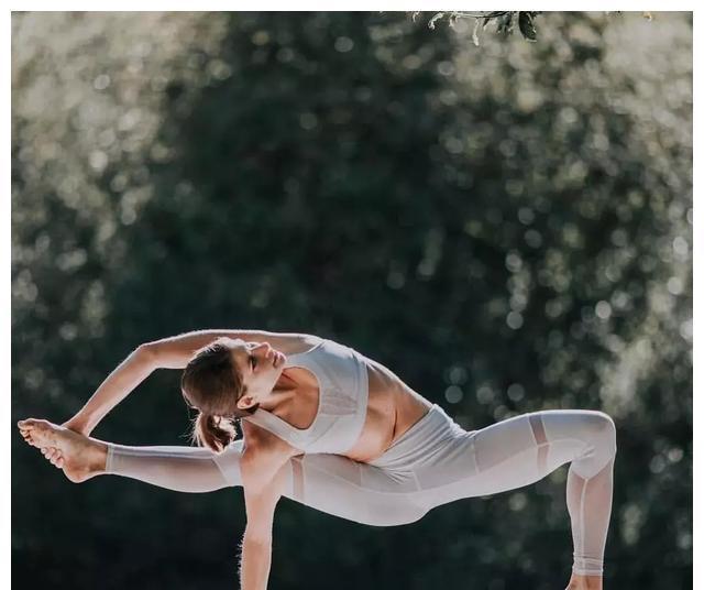 摩天式|不要小看运动前的热身动作，练好这些，让瑜伽伸展更加标准到位！