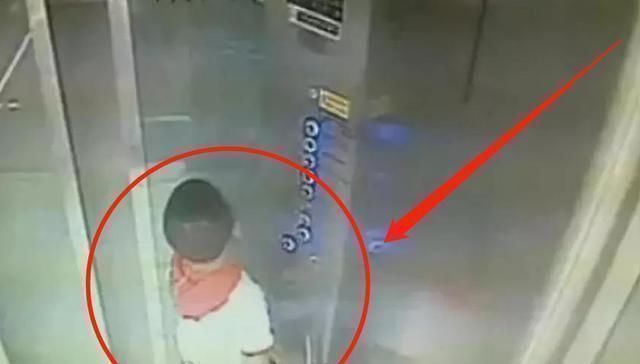 小男孩|孩子忍不住在电梯里尿尿,被斥无教养,母亲接下来的做法让人安静