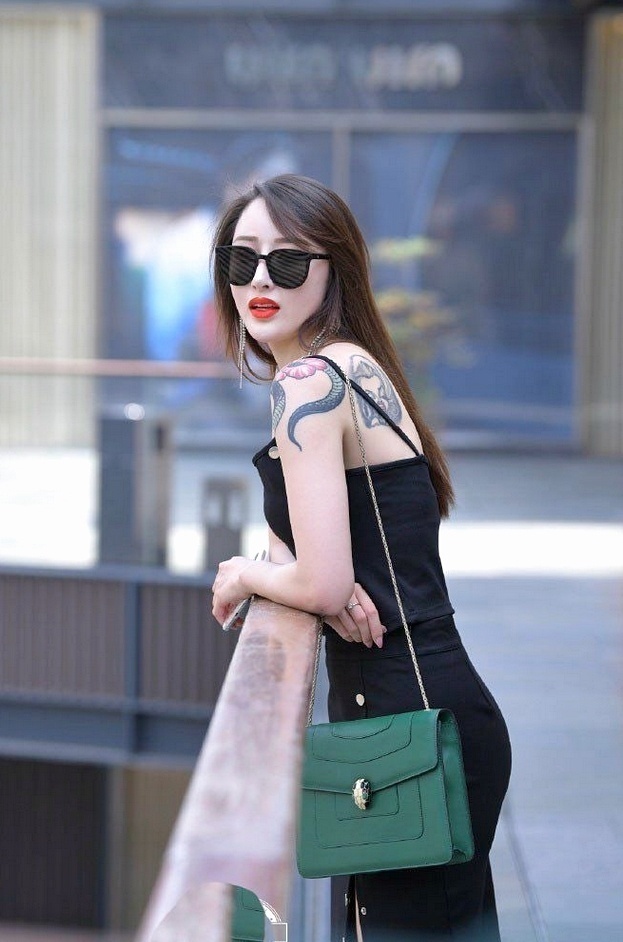 气质|气质女生的简约风穿搭,青春靓丽感满满!