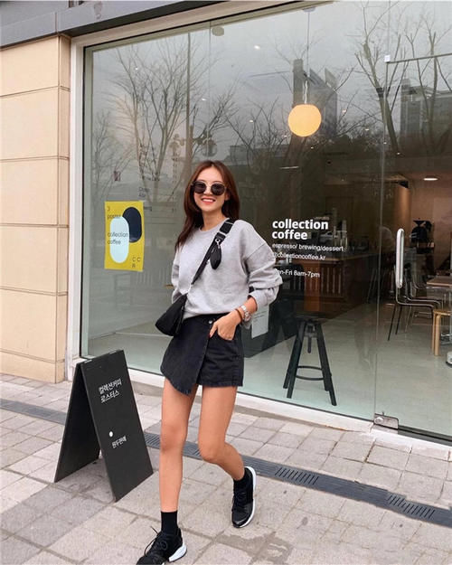 卫衣下面一定不要穿裤子，今年流行这样穿，时髦显高很适合小个子