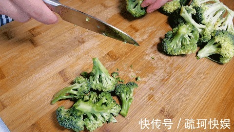 做法|西兰花百吃不厌的做法，不炒不炖，一焯一拌，比肉菜还受欢迎
