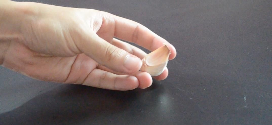 大蒜去皮不用手抠, 一个啤酒瓶盖就能搞定, 1分钟能剥一大碗