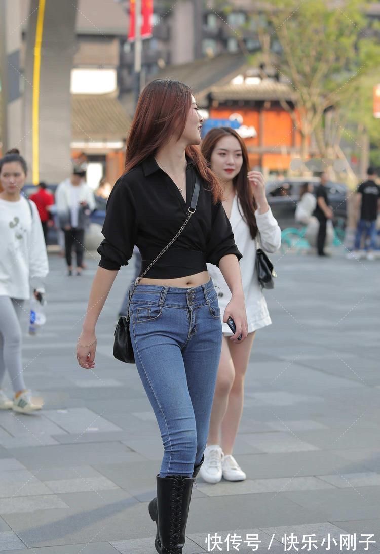 搭配 黑色交领露腰装,搭配黑色及膝长靴,很有时尚气质