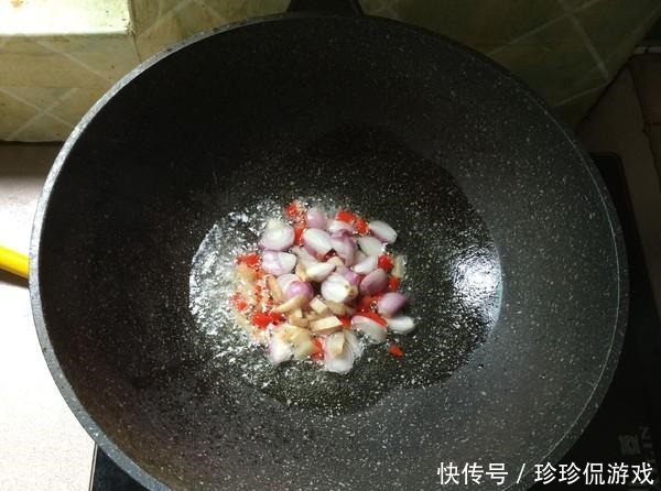 它是鱼腥的“死对头”,炖鱼时加一点,鱼肉更鲜嫩,一点都不腥!