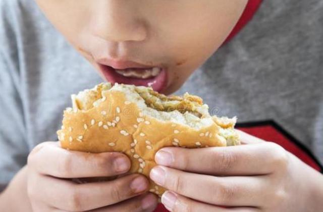 剩饭菜|五种早餐吃了不如不吃,许多爸妈还在给孩子准备,家长们要留心