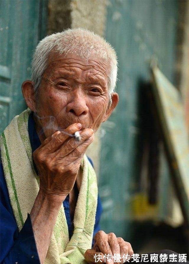 长生不老|105岁老人长寿的秘诀，除了抽烟还喝酒，但唯独这件事从来不做