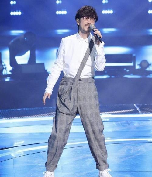 孟美岐方发声明否认当导师点评周传雄，这个姑娘莫名遭受了两天的“网暴”