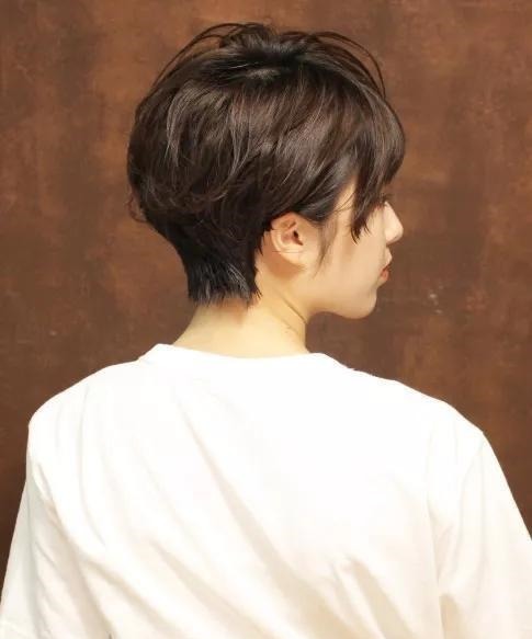 利落 女人过了40岁发型这样剪,时尚利落又洋气,显小10岁都不止