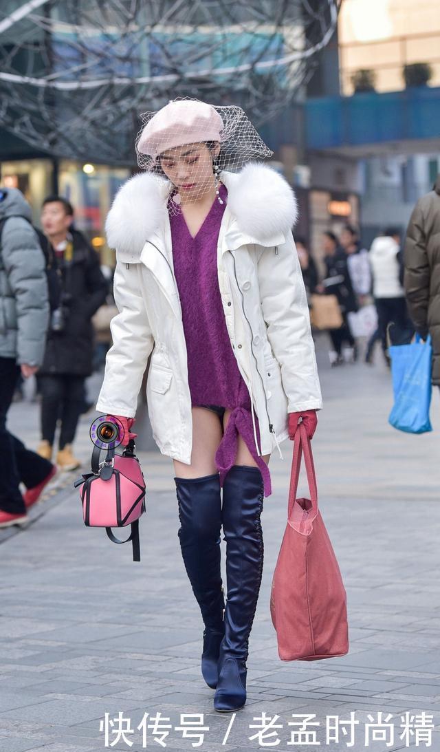 ¶Ì¿ã|½ÖÅÄ£º¶¬ÌìµÄ¸ßͲѥ,ÃÀŮѡÔñ¹ýÏ¥Éè¼ÆµÄ,´îÅä¶Ì¿ã¸üʱ÷Ö¡¢¸üůºÍ