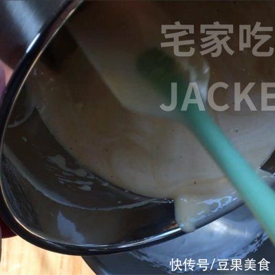 香蕉古早蛋糕，香甜松软，满室飘香，口感如棉花般的轻柔，超好吃