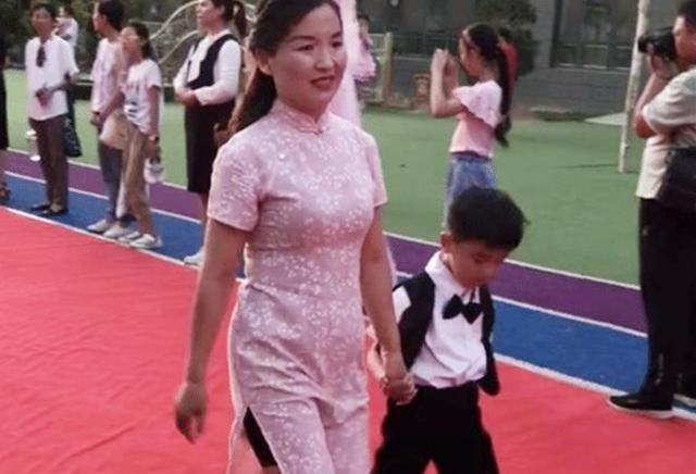 孩子|幼儿园走红毯，妈妈穿着邋遢被孩子嫌弃：怪孩子还是怪妈妈？