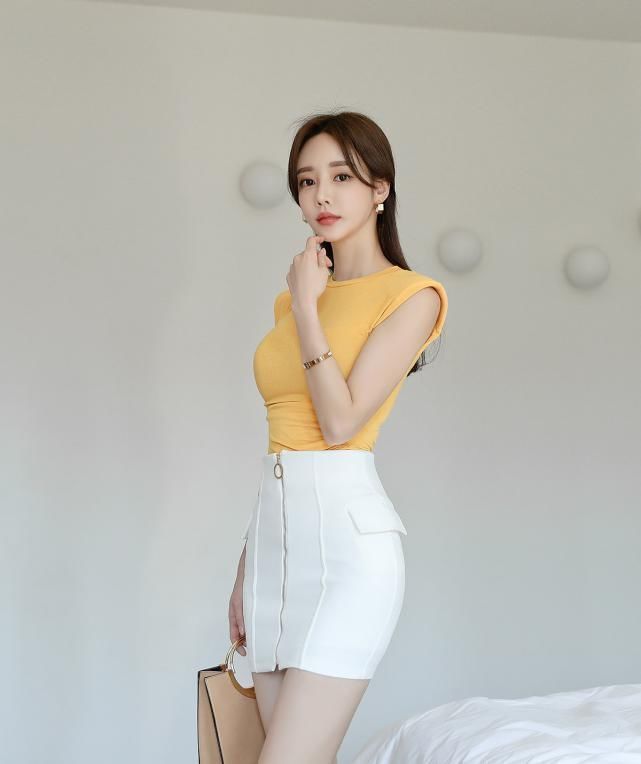 蛋黄色|孙允珠时尚穿搭蛋黄色薄纱短袖+白色修身裙，时尚优雅凸显气质