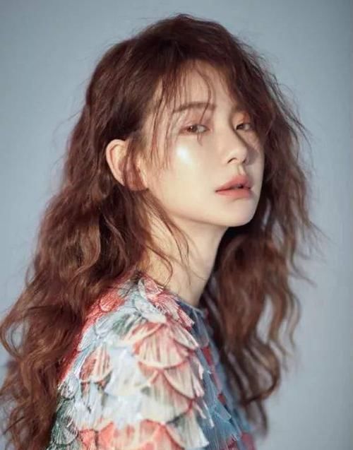 45岁左右的女人,过年别再烫“大妈卷”!试试这3款发型,特好看