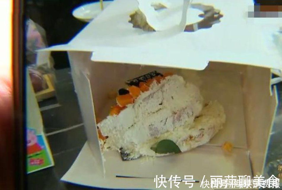 女子买的蛋糕味道不对,找店家理论,被砸蛋糕还被威胁