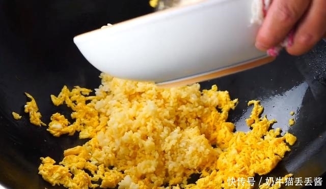 赶快|看看酒店大厨怎么做酱油炒饭的,这烹饪技术太厉害了,赶快收藏了
