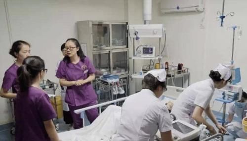 难产|“我不是表演节目!”孕妇生产时遭10余个实习生围观,引发难产