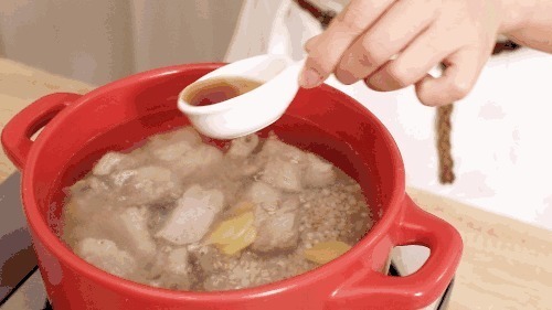 营养|炖排骨是焯水还是泡水好多人不懂,难怪排骨营养流失还发柴