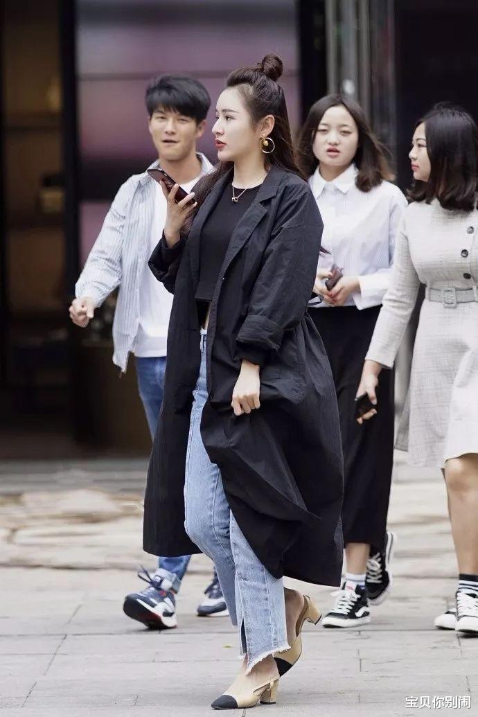 牛仔裤|微凉秋日的气质穿搭, 选一身潇洒的风衣外套, 搭配牛仔裤更有范儿