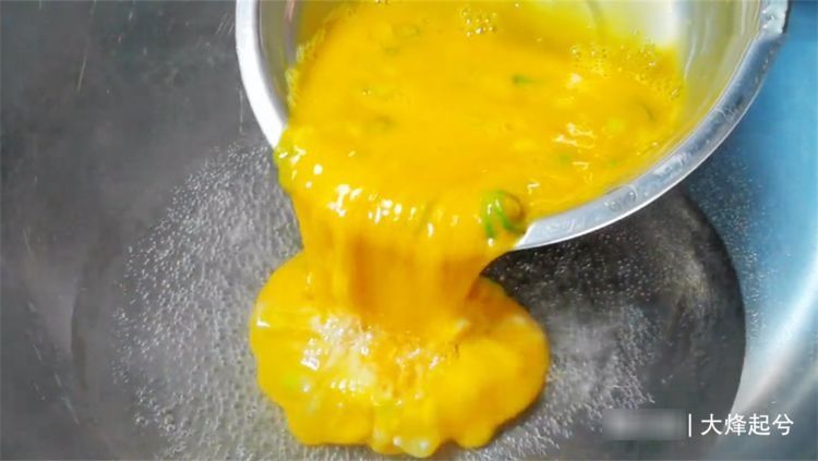 一碗清水也能炒鸡蛋？不用1滴油，鲜嫩好吃，即将失传的经典老菜