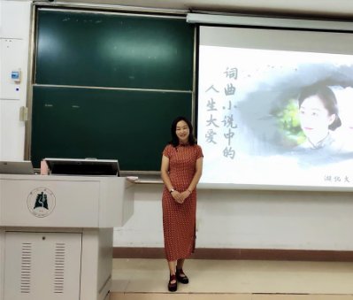 中国文化|七旬父母走进大学课堂，见证女儿教学成长