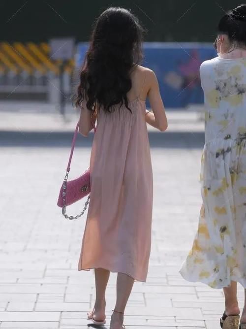 马甲裙 超粉嫩的真丝吊带裙,质感轻盈,减龄年轻,甜美范十足