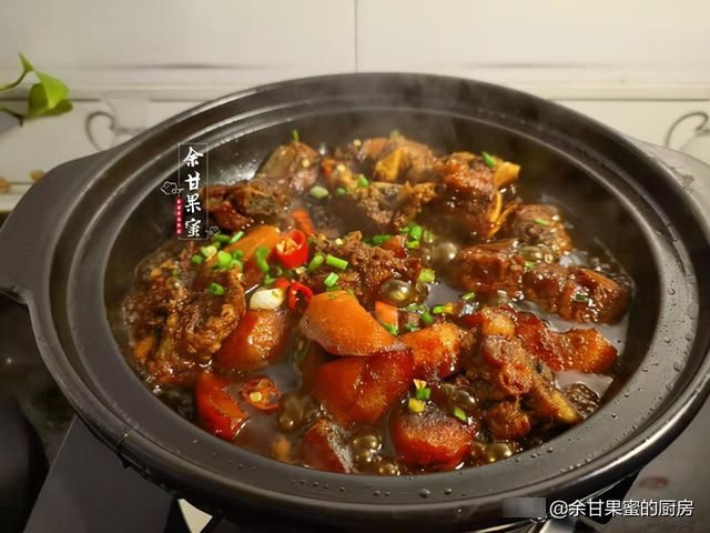 这蔬菜与排骨是完美搭配,鲜香味美好下饭,炖一炖连锅上桌