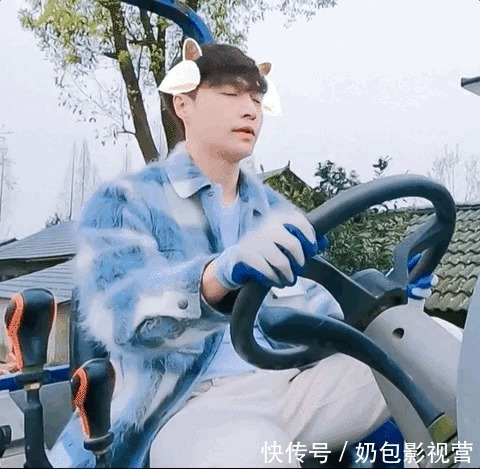 拖拉机|张艺兴工作室询问副业,粉丝介绍开拖拉机,五百一天