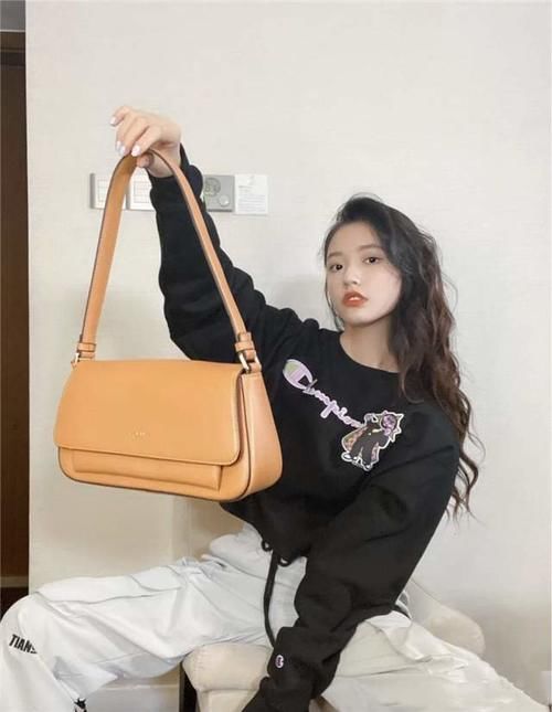 只会穿毛衣怎么能行！“卫衣”才是时尚王者，时髦精们都在这样穿