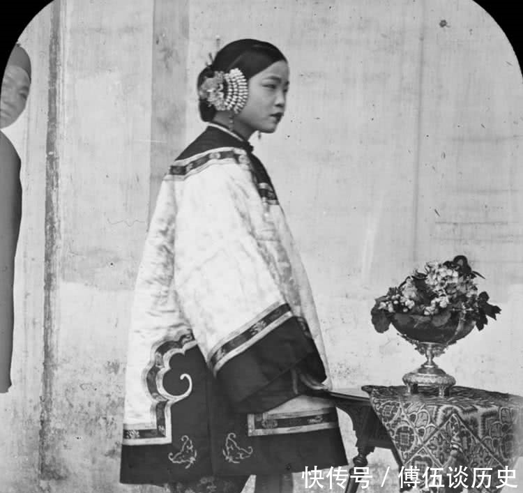 服装|晚清老照片：男人展示辫大辫子，女子展示肥大的服装和小脚