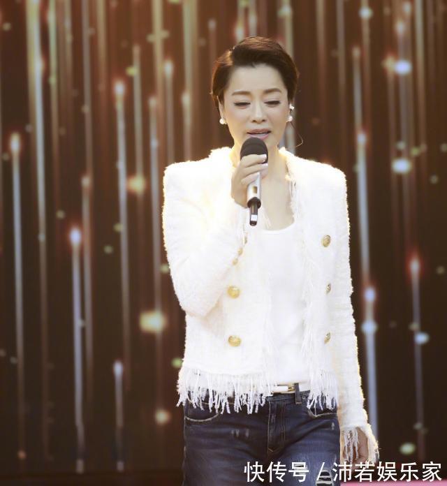 西裤|57岁的毛阿敏依然时髦,短发中性风干练十足,不对称西裤是亮点