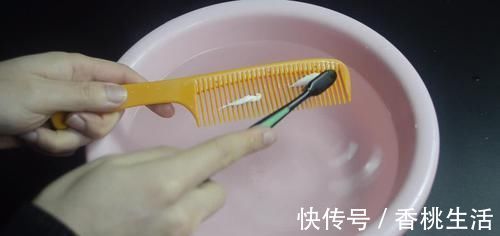在梳子上涂抹牙膏，作用真厉害，我也是刚知道，快回家试一试