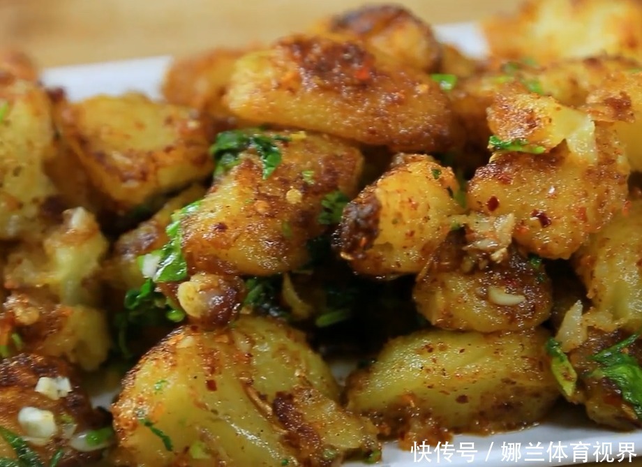 美味|2个大土豆简单一做,香辣美味,外酥里嫩,一口一块停不下来