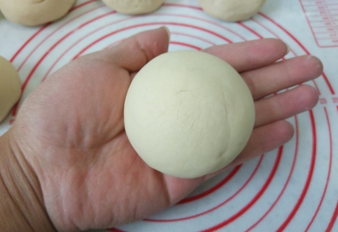 蒸馒头和包子，切记要“三次醒发”，不然出锅后死皮、塌陷还难吃