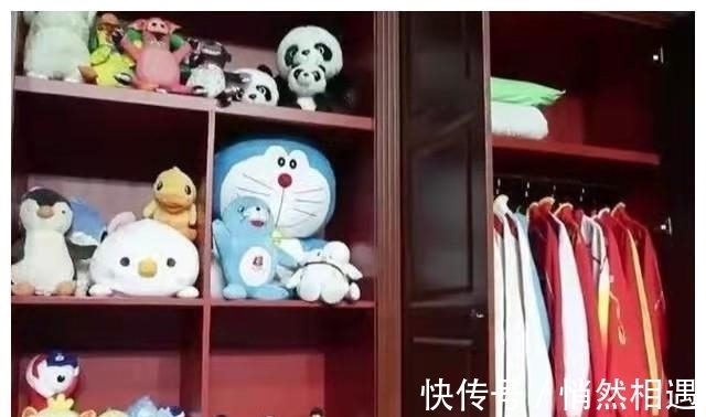沙滩椅|晒晒孙杨住的豪宅,面积大得过分,餐桌上也都摆满了菜