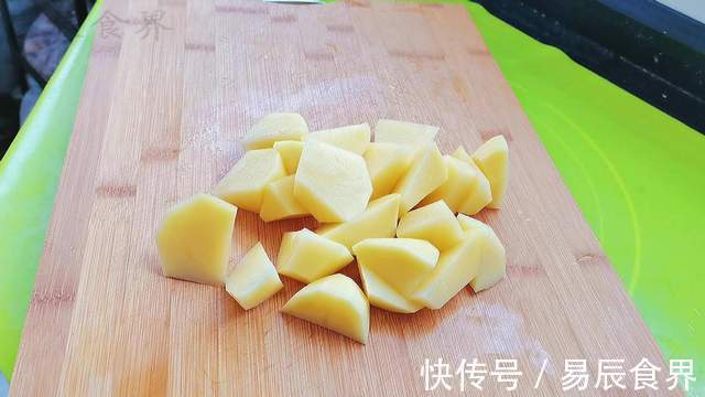 茄子土豆青椒，又一道东北名菜地三鲜，请叫它素菜领袖-地三鲜