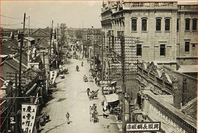 伪满|伪满时期的奉天,盛京老街还有牌楼,市政公署门口有俩伪军站岗