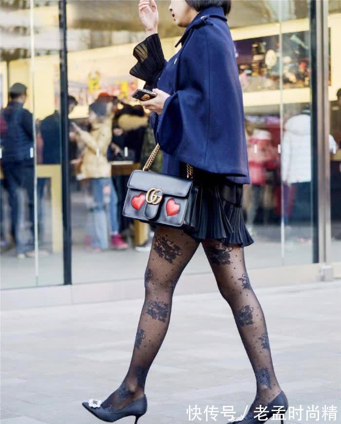 丝袜|街拍:小姐姐的搭配真花哨丝袜都带花