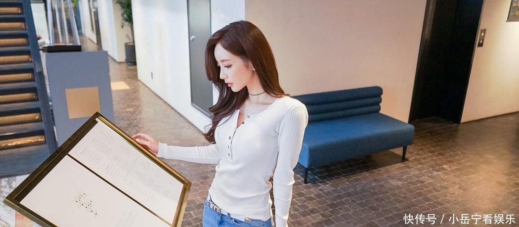 超美珠珠:休闲小憩暇白螺纹开领打底衫!