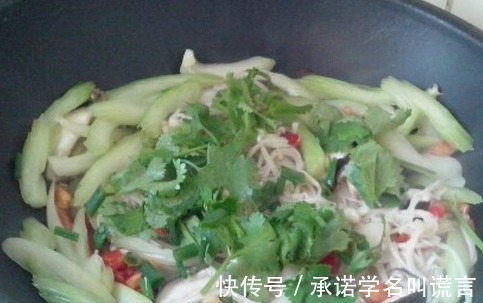 吃起来|金针菇和它天生一对,每顿炒一盘,孩子都吃撑,不放肉比放肉还香!