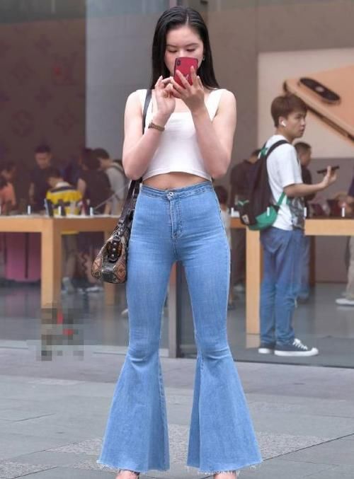 美女 长发飘飘，高跟鞋美女，变身一道移动的靓丽风景