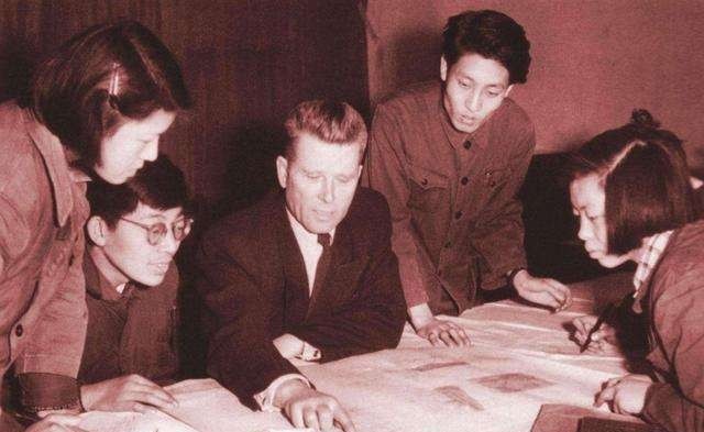 专家|苏联撤走前,专家拿出自己的笔记本:就20分钟,能记多少就记多少