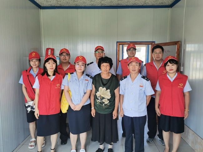 伊通县税务局：青年志愿者与农户开展文明实践“结亲戚”活动