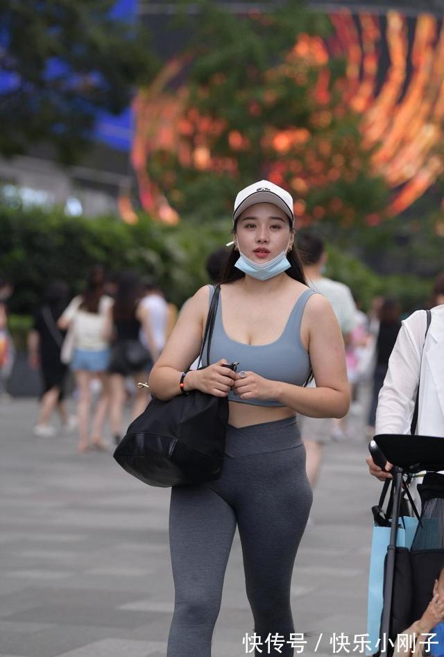 女人味 时尚又耀眼的鲨鱼裤更具时尚女人味,尽显美女端庄气质